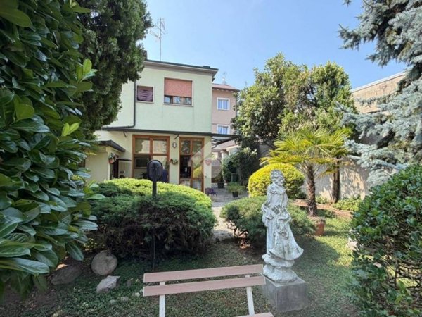 casa indipendente in vendita a Desio