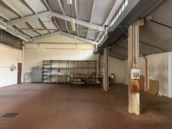 locale commerciale in vendita a Desio