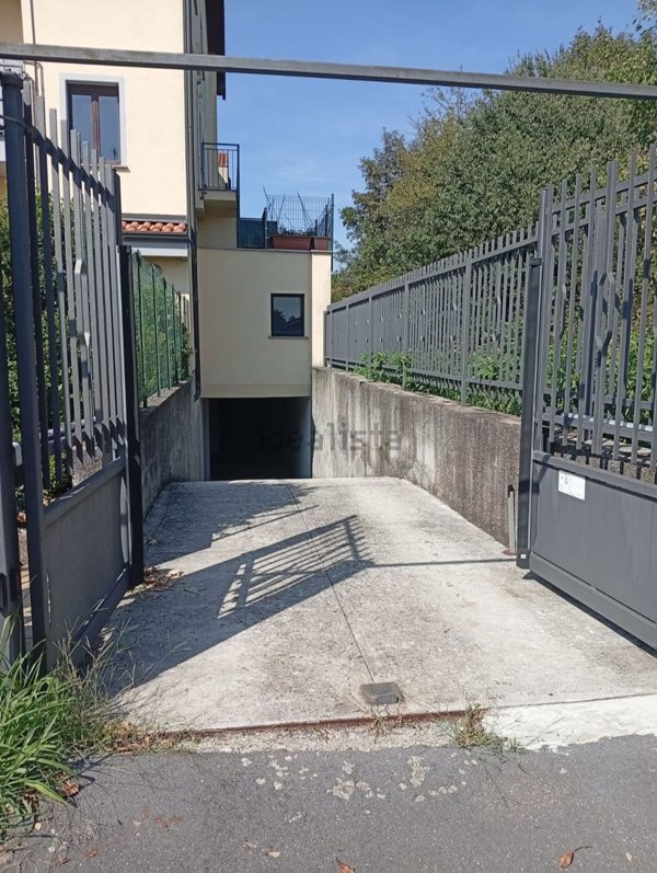 locale di sgombero in vendita a Desio