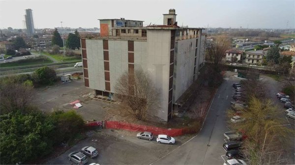locale di sgombero in vendita a Desio
