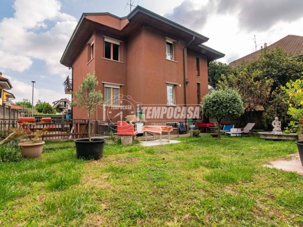 casa indipendente in vendita a Desio