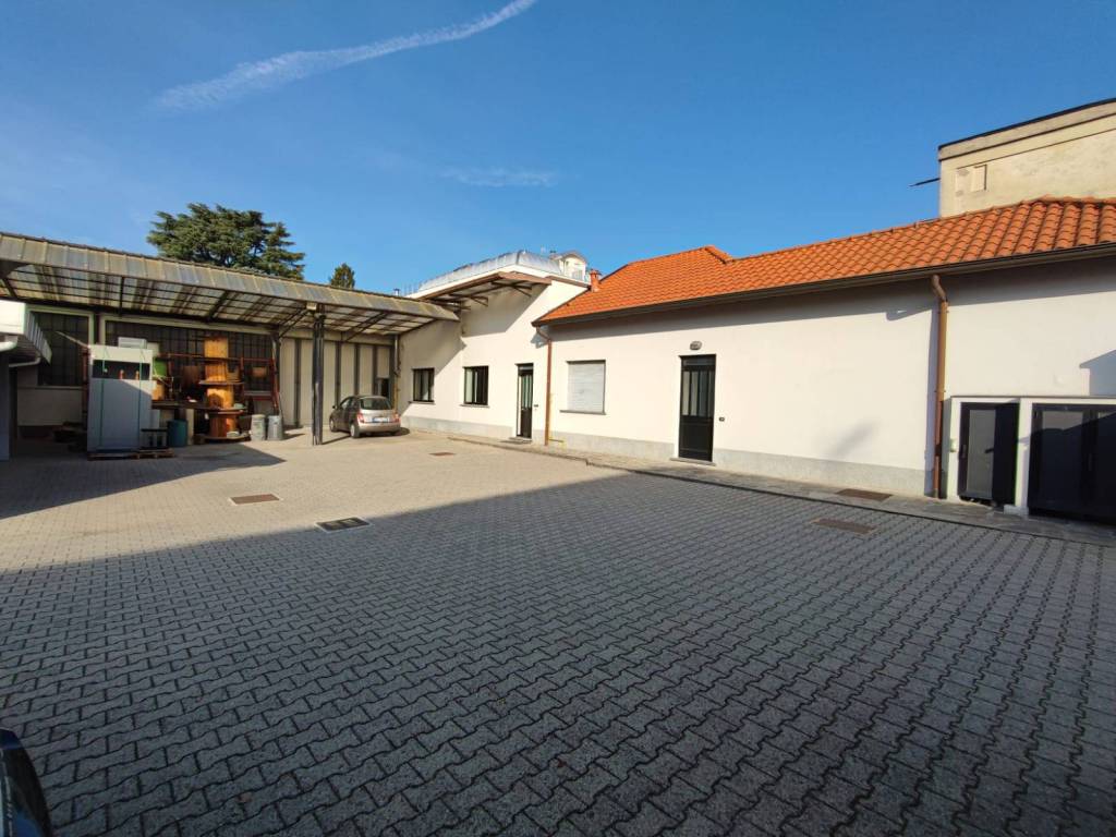 locale commerciale in vendita a Giussano