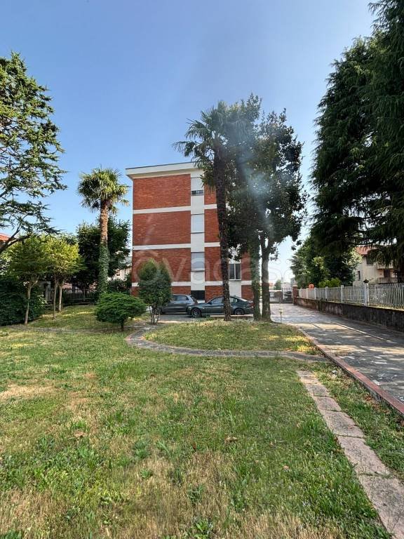 appartamento in vendita a Giussano in zona Paina