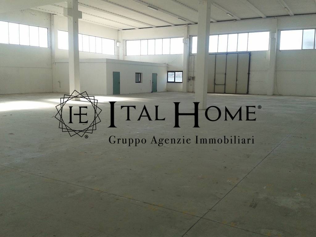 locale commerciale in vendita a Giussano