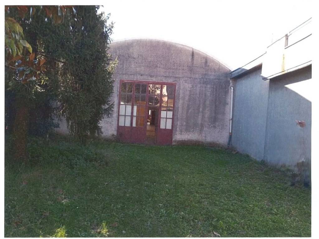 locale commerciale in vendita a Giussano in zona Birone