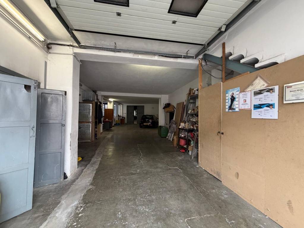 locale commerciale in vendita a Giussano in zona Paina