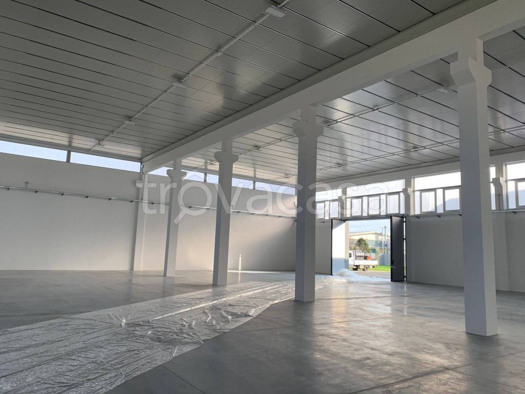 locale commerciale in vendita a Giussano in zona Birone