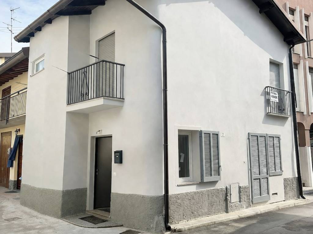 casa indipendente in vendita a Giussano in zona Paina