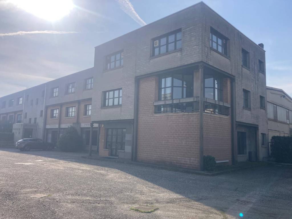 locale commerciale in vendita a Giussano