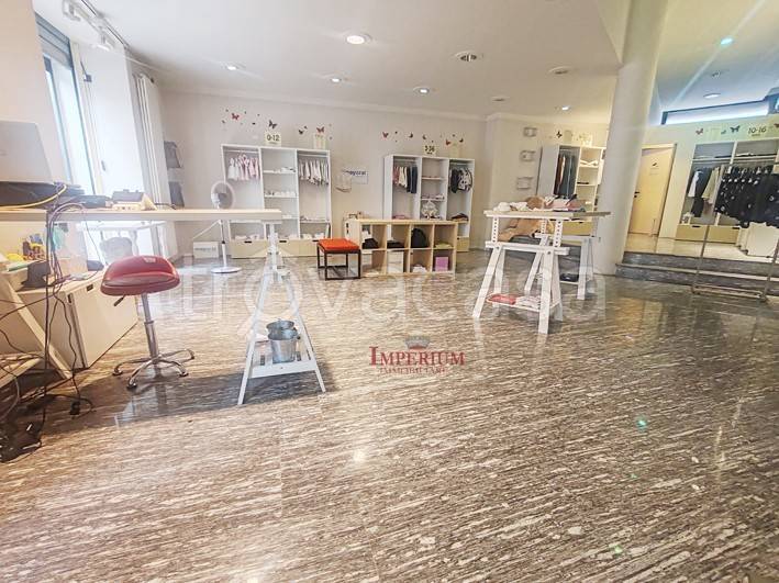 negozio in vendita a Giussano in zona Paina