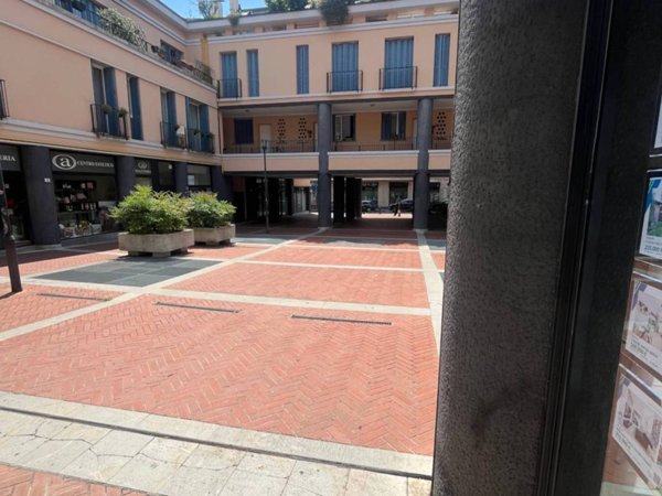 ufficio in vendita a Giussano in zona Paina