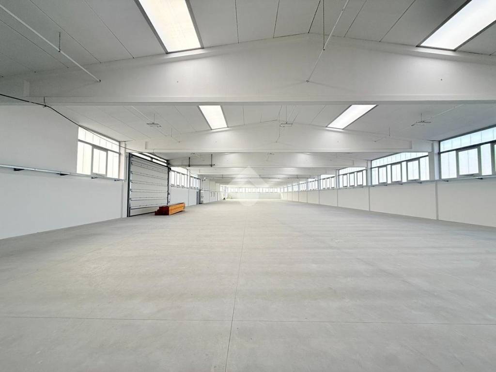 locale commerciale in vendita a Giussano in zona Birone