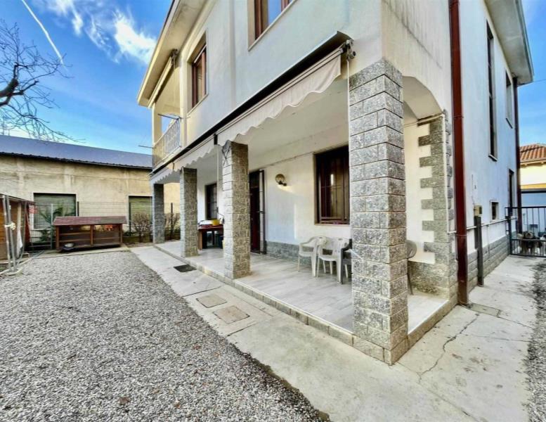 casa indipendente in vendita a Lazzate