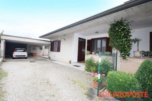 casa indipendente in vendita a Lazzate