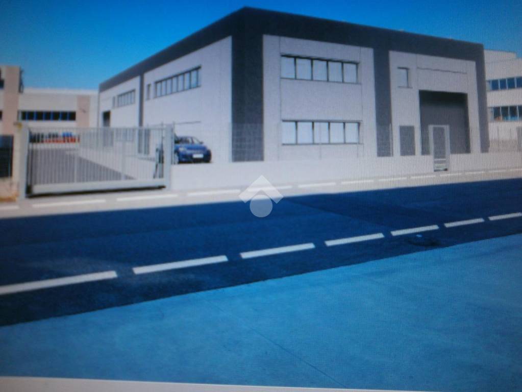 locale commerciale in vendita a Lazzate
