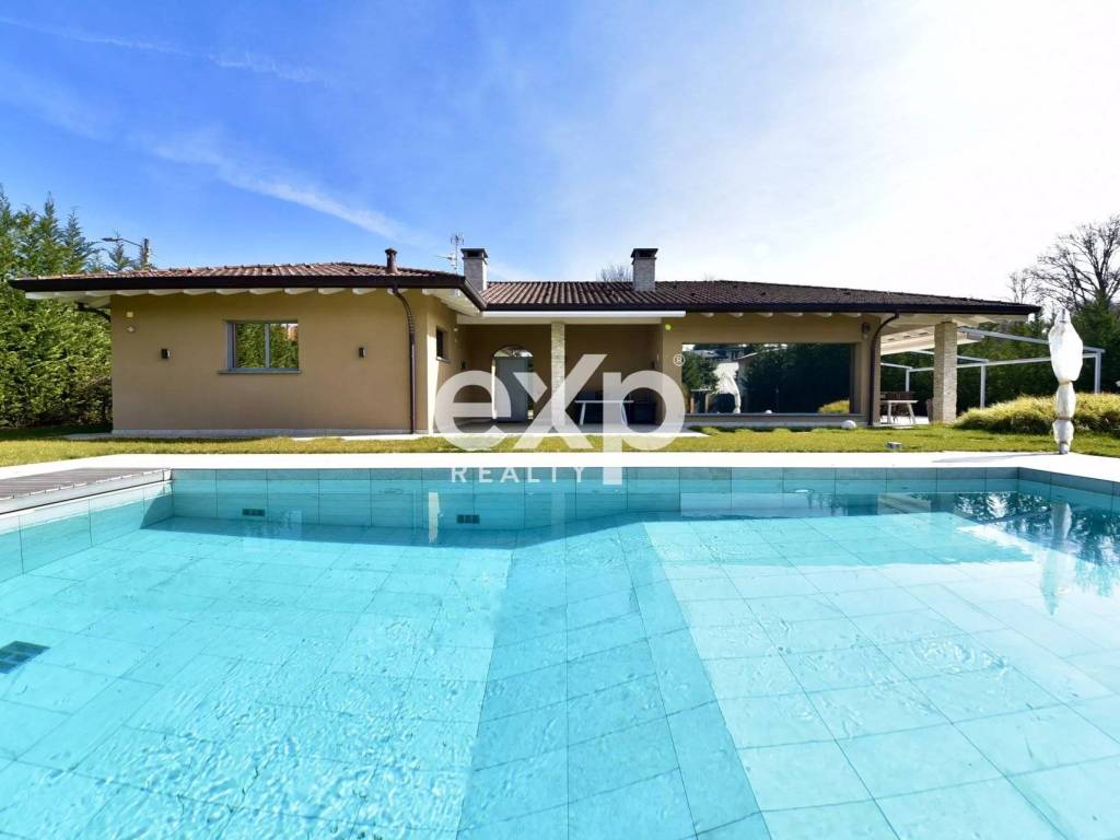 casa indipendente in vendita a Lazzate