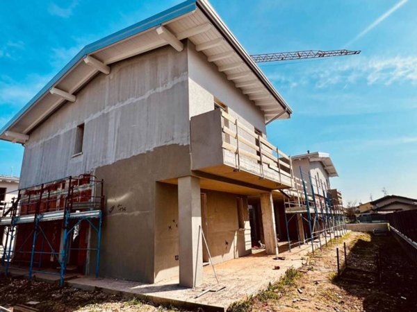 casa indipendente in vendita a Lazzate