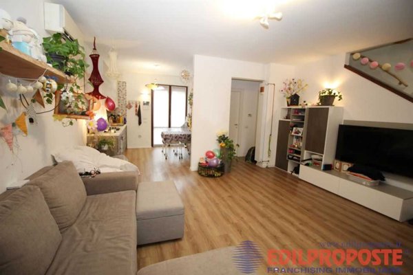 casa indipendente in vendita a Lazzate