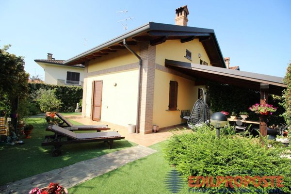 casa indipendente in vendita a Lazzate
