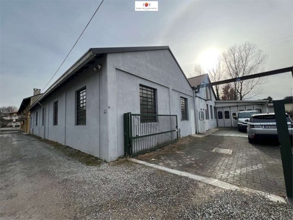 capannone in vendita a Lazzate