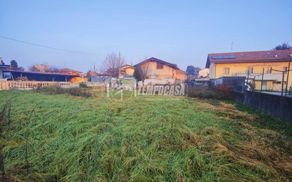 terreno edificabile in vendita a Lazzate