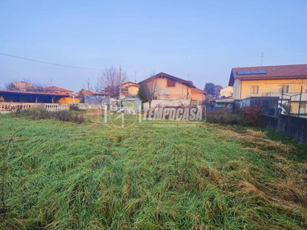 terreno edificabile in vendita a Lazzate