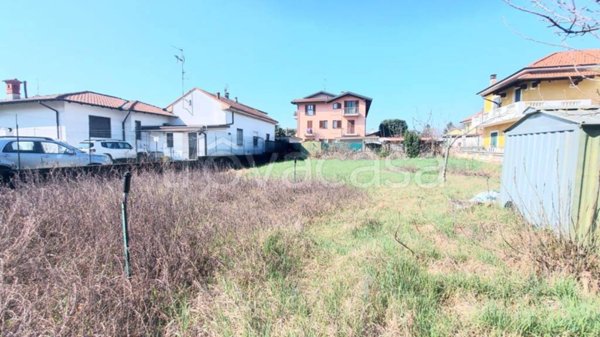 terreno edificabile in vendita a Lazzate
