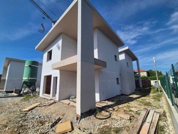 casa indipendente in vendita a Lazzate
