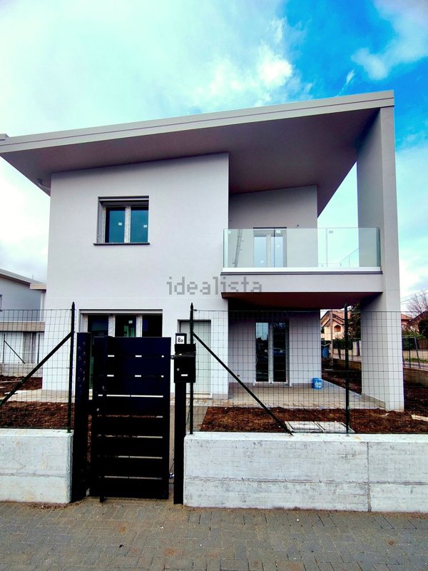 casa indipendente in vendita a Lazzate