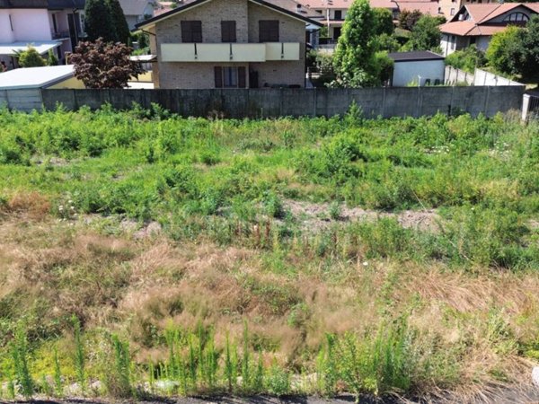 terreno edificabile in vendita a Lazzate