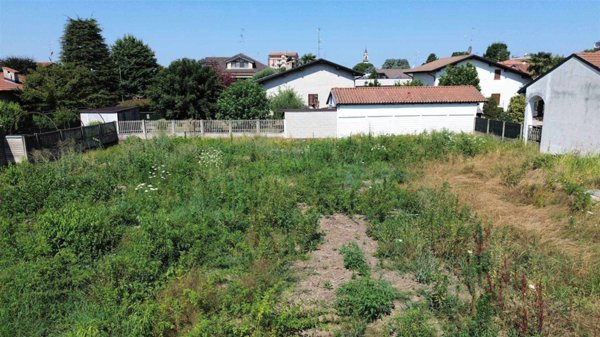 terreno edificabile in vendita a Lazzate