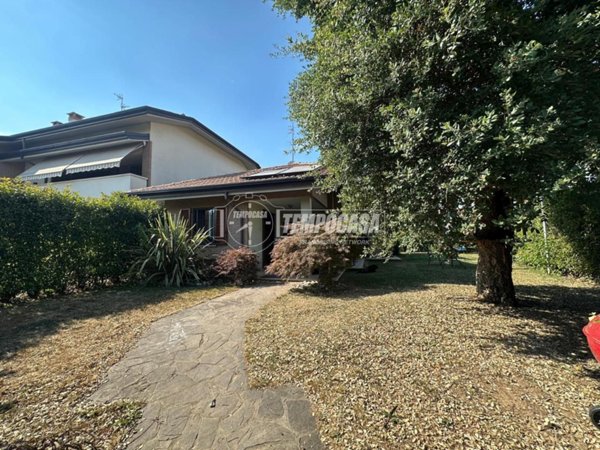 casa indipendente in vendita a Lazzate