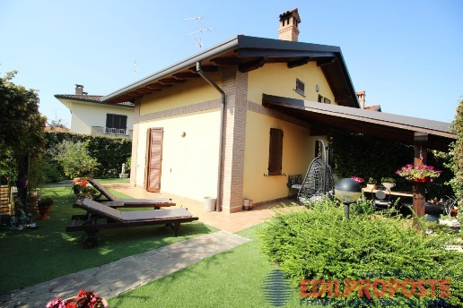 casa indipendente in vendita a Lazzate