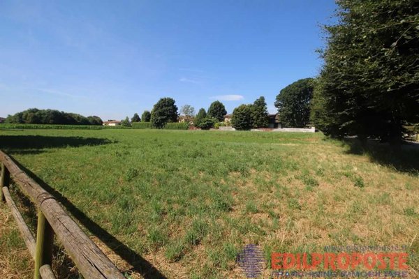 terreno edificabile in vendita a Lazzate