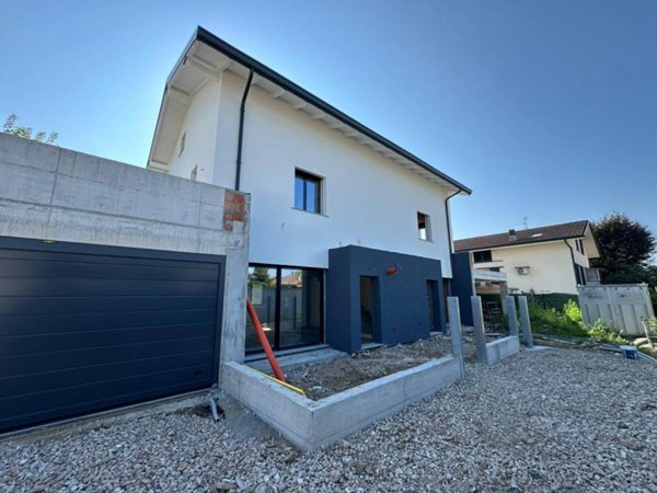 casa indipendente in vendita a Lazzate