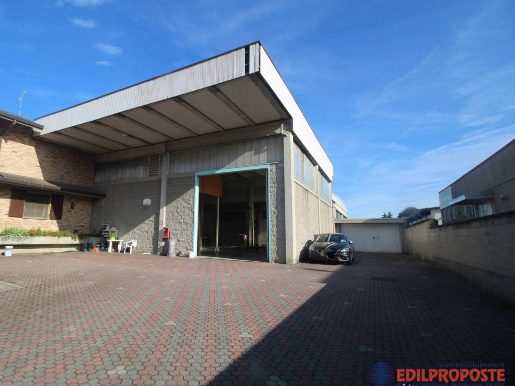 locale commerciale in vendita a Lazzate