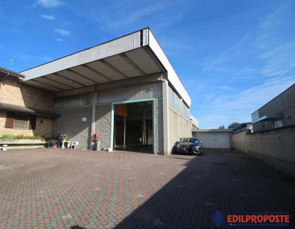 locale commerciale in vendita a Lazzate