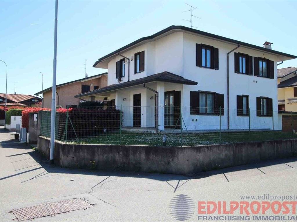 casa indipendente in vendita a Lazzate