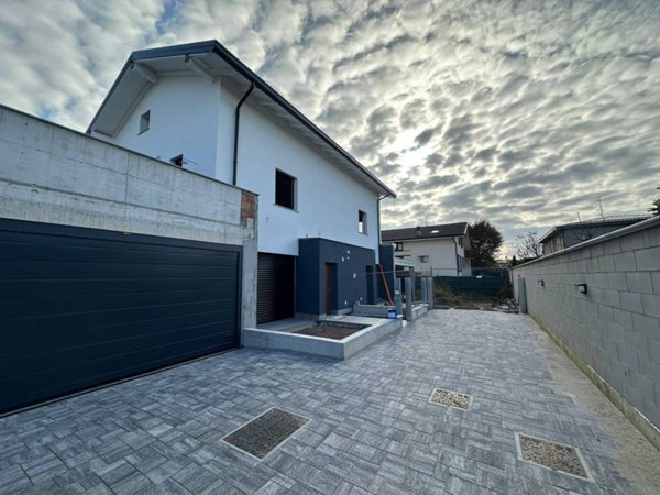 casa indipendente in vendita a Lazzate