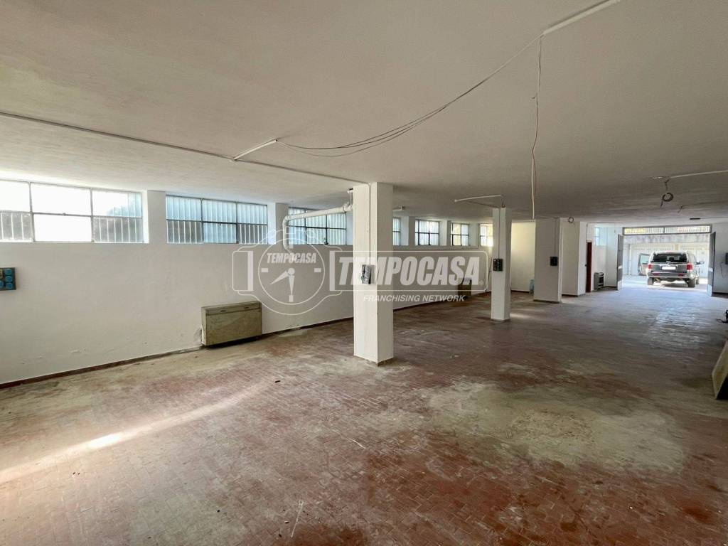 locale commerciale in vendita a Lazzate