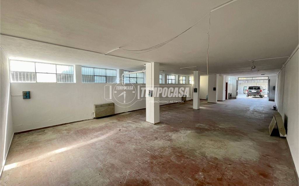 locale commerciale in vendita a Lazzate