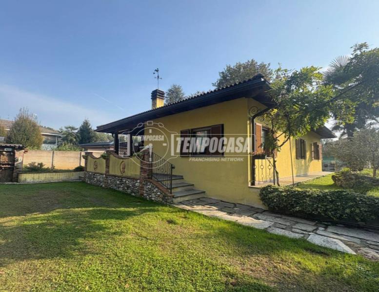 casa indipendente in vendita a Lazzate