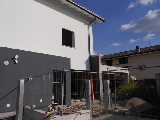 casa indipendente in vendita a Lazzate