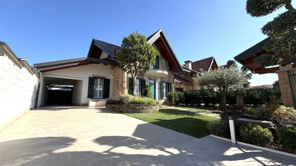 casa indipendente in vendita a Lazzate