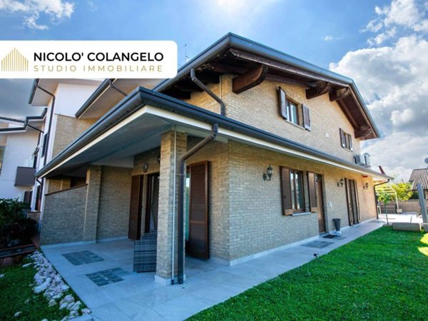 casa indipendente in vendita a Lazzate