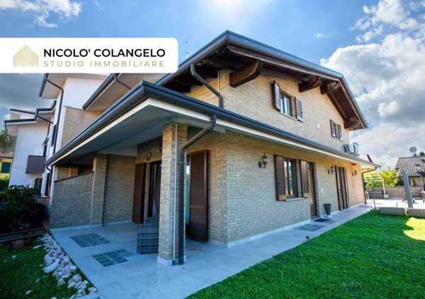 casa indipendente in vendita a Lazzate