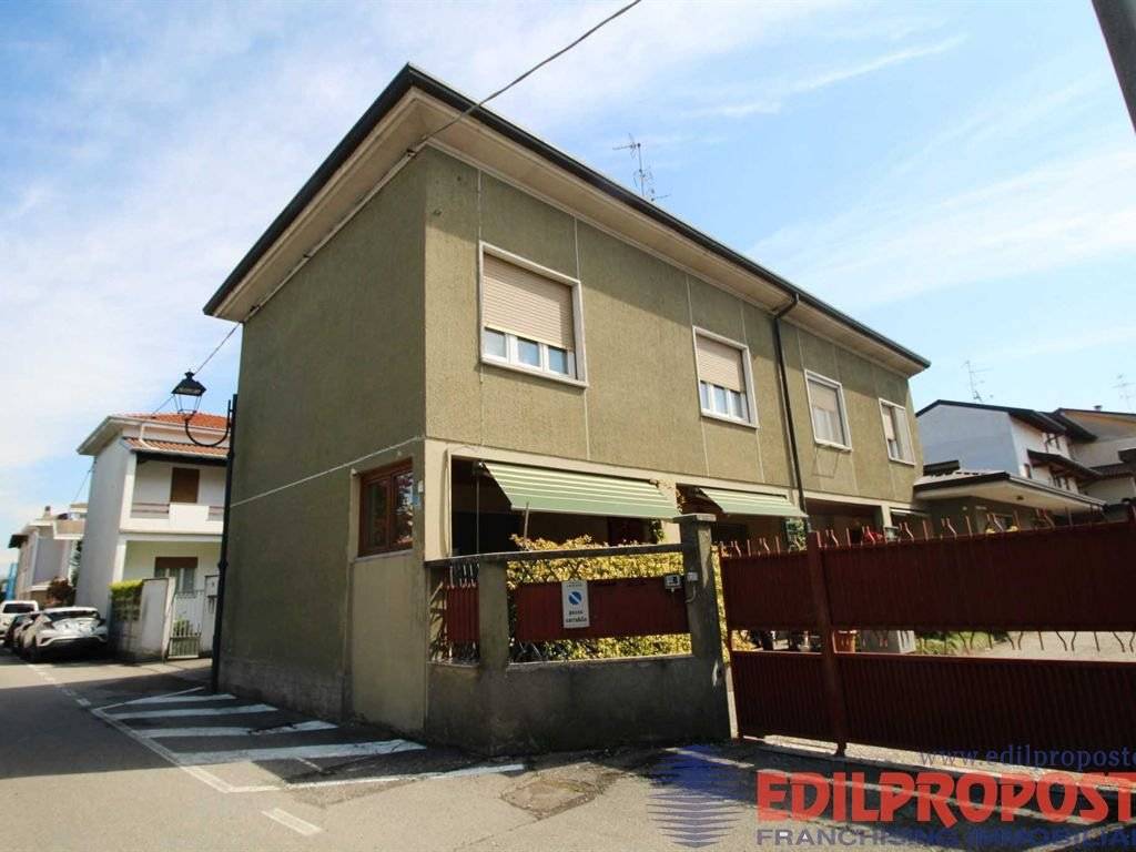 casa indipendente in vendita a Lazzate