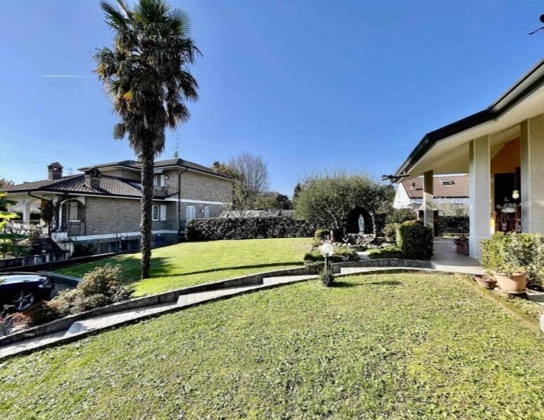 casa indipendente in vendita a Lazzate