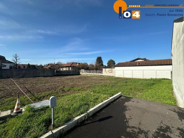 terreno edificabile in vendita a Lazzate