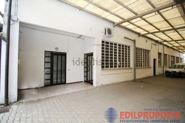 capannone in vendita a Lazzate